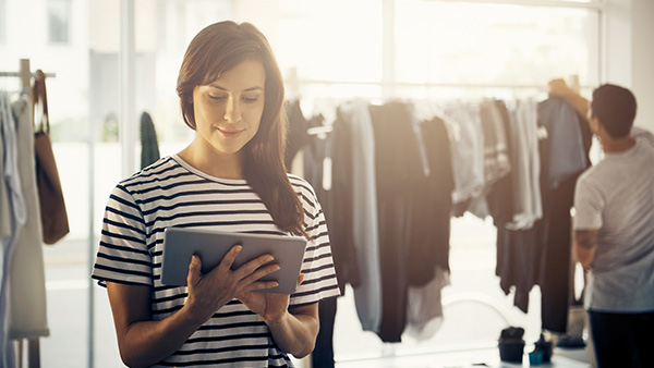 Mujer joven gestionando su tienda digitalmente