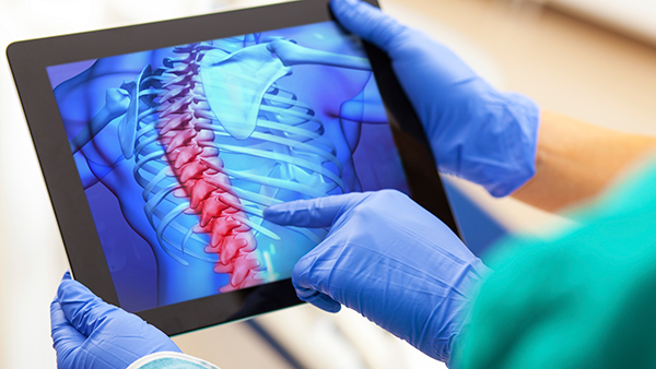 Especialistas médicos revisando pruebas en un dispositivo electrónico