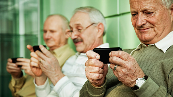 Varias personas mayores usando smartphone