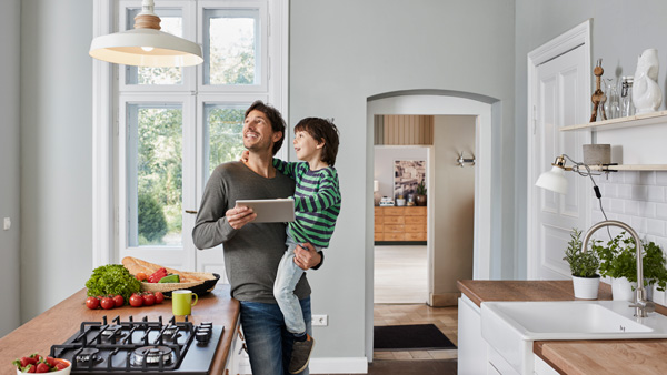 Padre e hijo, en su cocina
