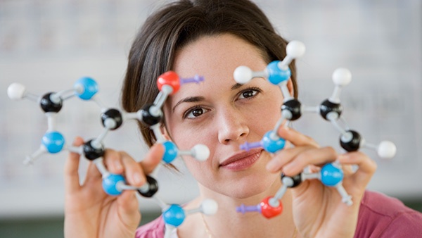 Mujer observando módelo molecular