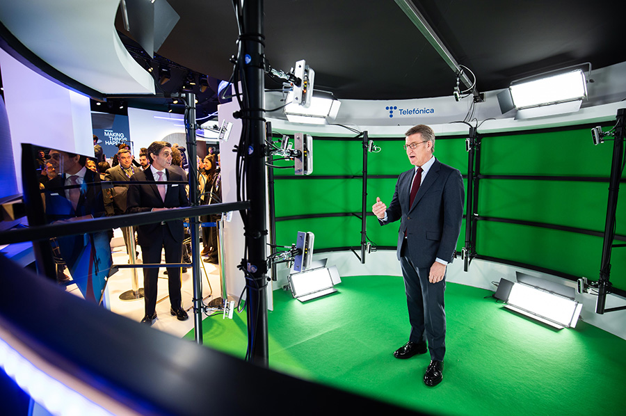 José María Álvarez-Pallete with Alberto Núñez Feijóo, president of the Partido Popular, while testing Telefónica's holographic telepresence set at MWC23.