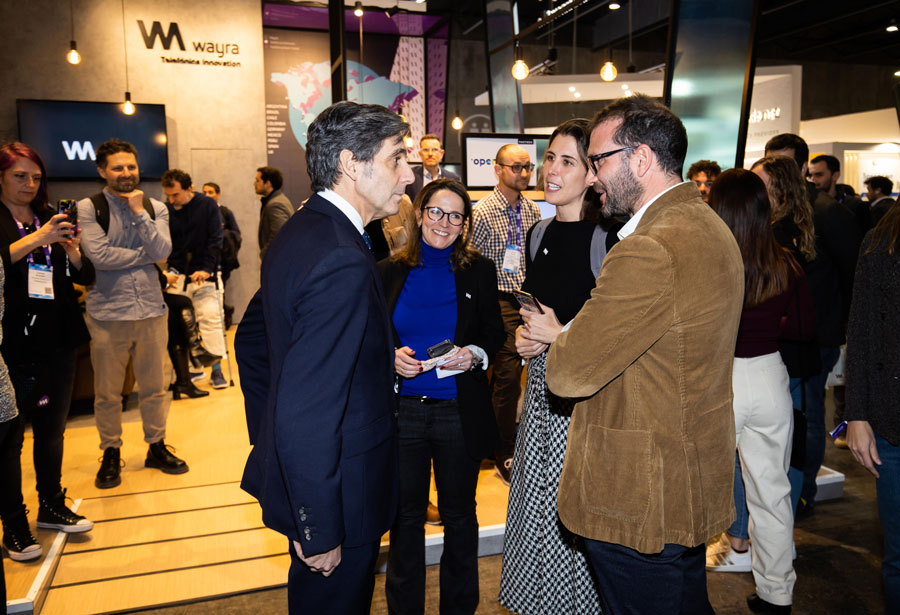 José María Álvarez-Pallete, Chairman of Telefónica, accompanied by Andrés Saborido, Director of Wayra Global; Irene Gómez, Director of Open Innovation at Telefónica, and Blanca Drake, Innovation Marketing, at the Wayra stand at 4YFN.