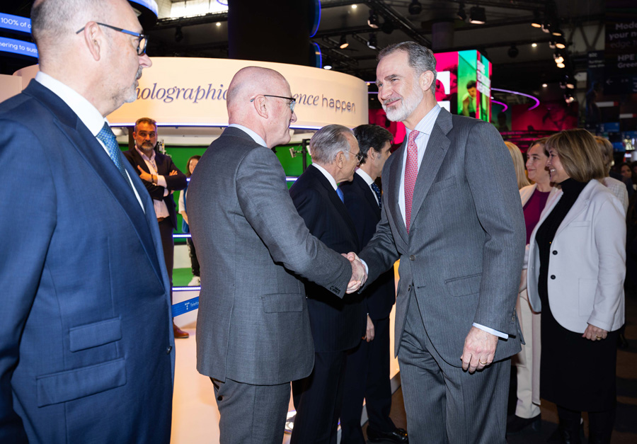 Ángel Vilá, COO of Telefónica S.A., greets King Felipe.