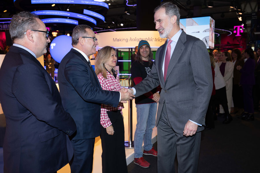 The King with Eduardo Navarro, Director Chief Corporate Affairs and Sustainability of Telefónica S.A.