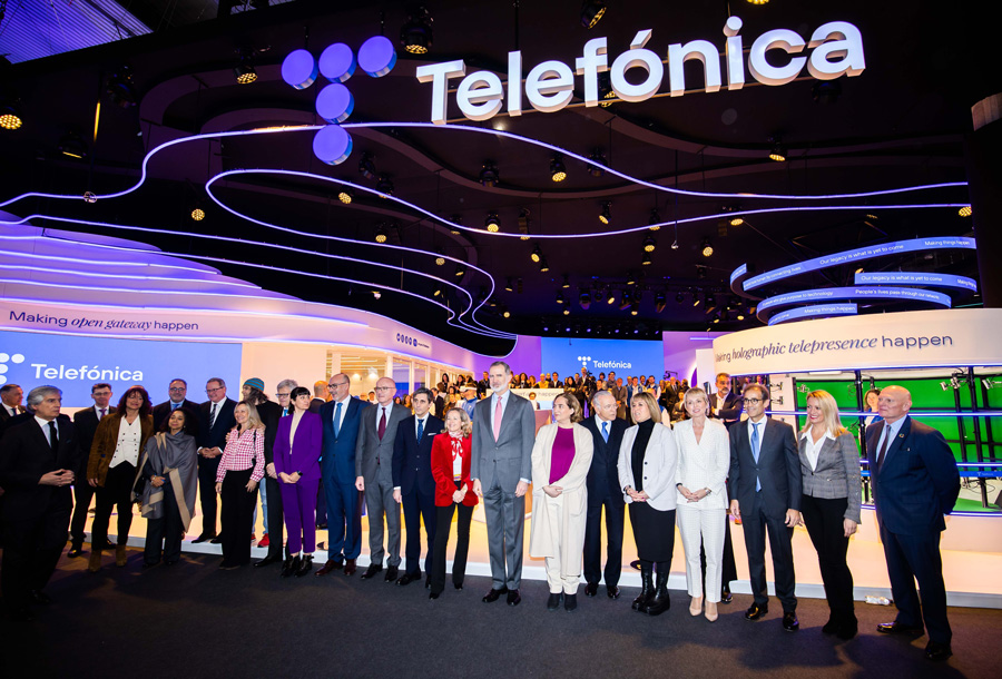 Don Felipe, during his visit to the Telefónica stand. To his left: Nadia Calviño, First Vice-President of the Government and Minister for Economic Affairs and Digital Transformation; José María Álvarez-Pallete, Chairman and CEO of Telefónica; Ángel Vilá, COO of Telefónica S.A.; Emilio Gayo, Chairman of Telefónica España; María González, Secretary of State for Telecommunications and Digital Infrastructure. At right: Ada Colau, Mayor of Barcelona; Isidre Fainé, President of 
