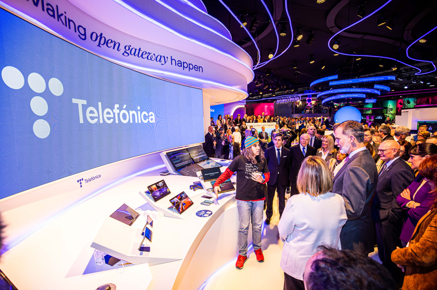 Chema Alonso, CDO of Telefónica, shows Don Felipe one of the demos.