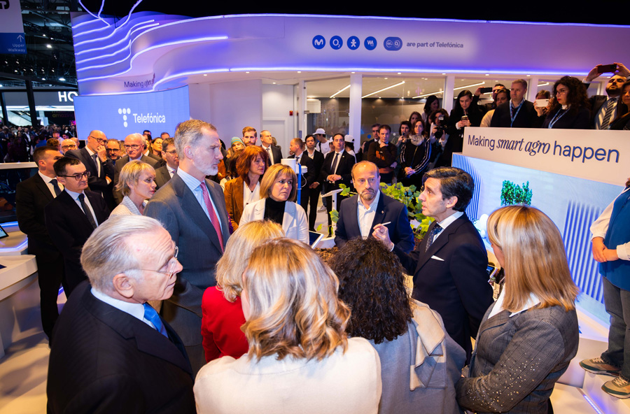 José María Álvarez-Pallete talks to Don Felipe about the solutions brought by Telefónica to MWC