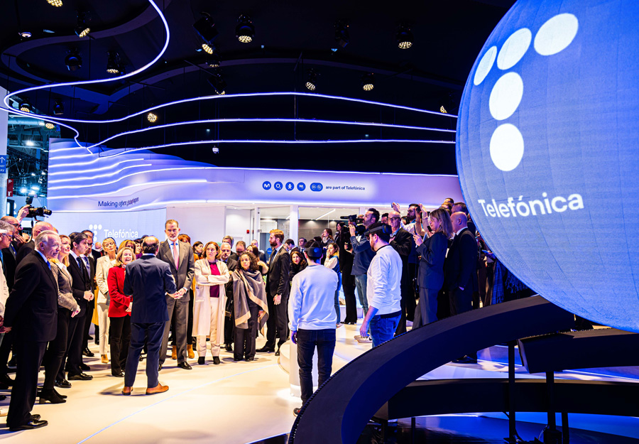 Telefónica receives the institutional visit presided over by King Felipe at its stand