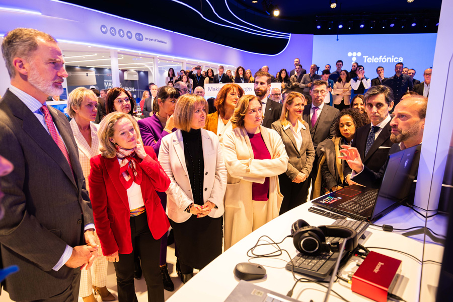 In the foreground, King Felipe, Nadia Calviño, First Vice-President of the Government and Minister for Economic Affairs and Digital Transformation, Núria Marín, Mayor of L'Hospitalet; Ada Colau, Mayor of Barcelona; Eugènia Gay, Government Delegate in Catalonia, with José María Álvarez-Pallete, Chairman and CEO of Telefónica.