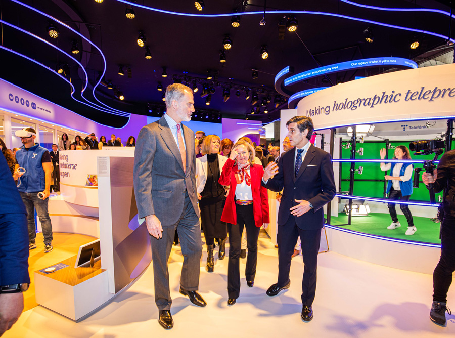 King Felipe during his visit to the Telefónica stand at MWC23 together with Nadia Calviño, First Vice-President of the Government and Minister for Economic Affairs and Digital Transformation, and José María Álvarez-Pallete, Chairman of Telefónica.