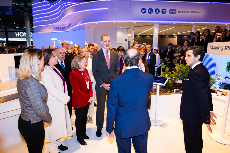 Don Felipe VI, at the Telefónica stand at MWC23, accompanied by José María Álvarez-Pallete, Chairman of Telefónica, together with Nadia Calviño, First Vice-President of the Government and Minister for Economic Affairs and Digital Transformation; Isidre Fainé, Chairman of 