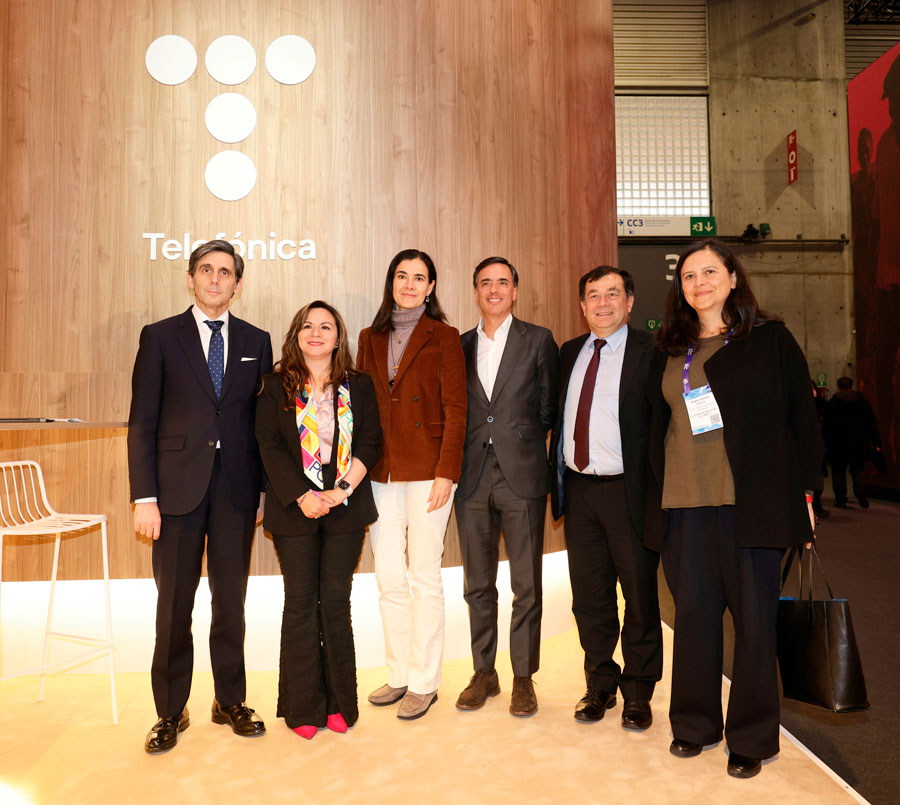 From left to right. José María Álvarez-Pallete, Chairman of Telefónica; Sandra Milena Urrutia, Colombian Minister of Information and Communication Technologies; Laura Abasolo, General Director of Finance and Control for Telefónica S.A. and responsible for Latin America; Alfonso Gómez, Executive Chairman of Telefónica Hispam; Miguel Felipe Anzola, Director of the Colombian National Spectrum Agency; and Natalia Guerra Caicedo, Director of Public Affairs, Regulation and Wholesale of Telefónica Hispam.
