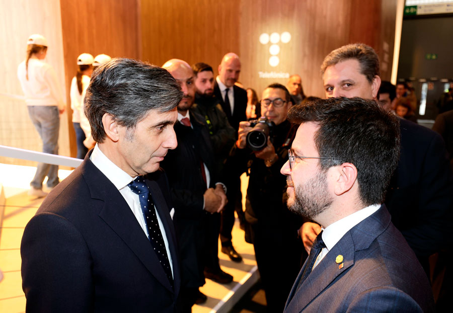 Pere Aragonès, President of the Generalitat of Catalonia, talks with José María Álvarez-Pallete, Chairman of Telefónica.