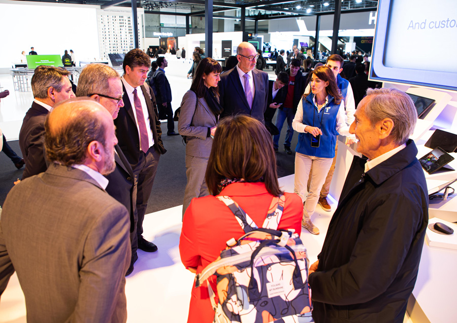 The Secretary of State for Telecommunications and Digital Infrastructure, María González, visited the Telefónica stand at MWC23 accompanied by Emilio Gayo, Chairman of Telefónica Spain, Eduardo Navarro, Director of Corporate Affairs and Sustainability, and Julio Linares, Director of the Supervisory Board of Telefónica Germany and Trustee of the Telefónica Foundation.