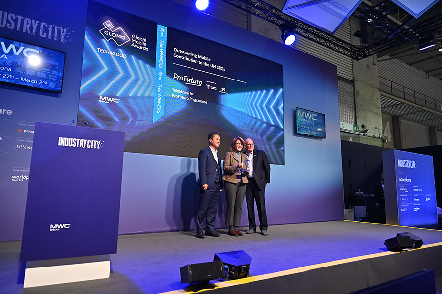 Magdalena Brier, CEO of Profuturo, receives the GLOMO 23 award from John Hoffman, CEO of the GSMA