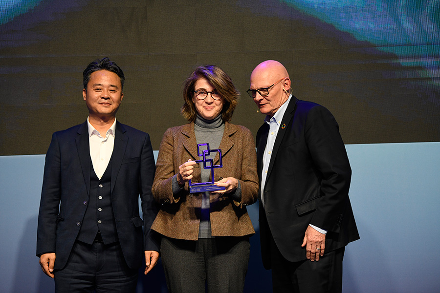 Magdalena Brier, CEO of Profuturo, receives the GLOMO 23 award from John Hoffman, CEO of the GSMA