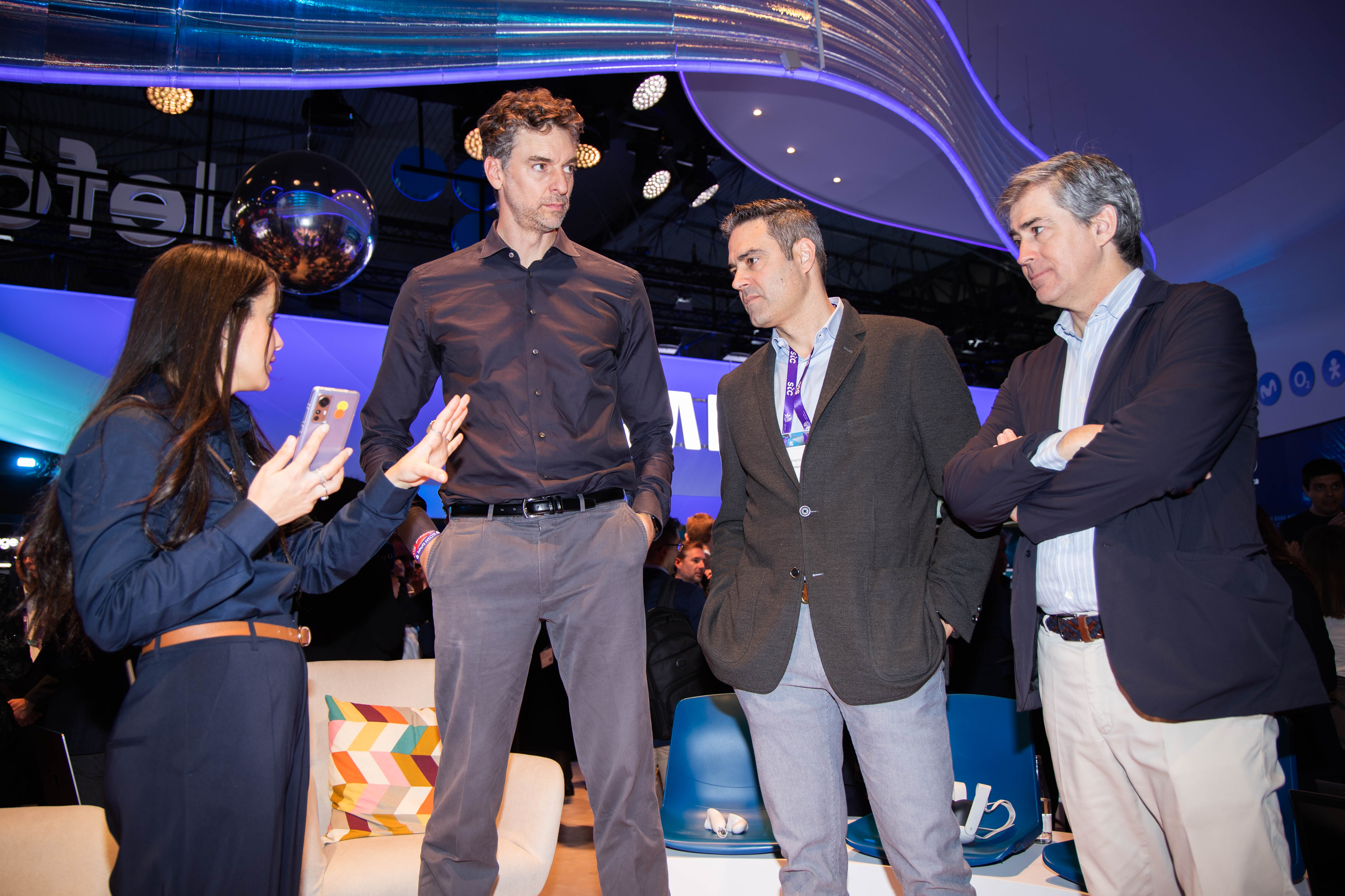 Pau Gasol, his manager Ferrán Prieto and Rafael Fernández de Alarcón, Telefónica's Director of Brand and Sponsorship, attend a presentation at the Telefónica stand