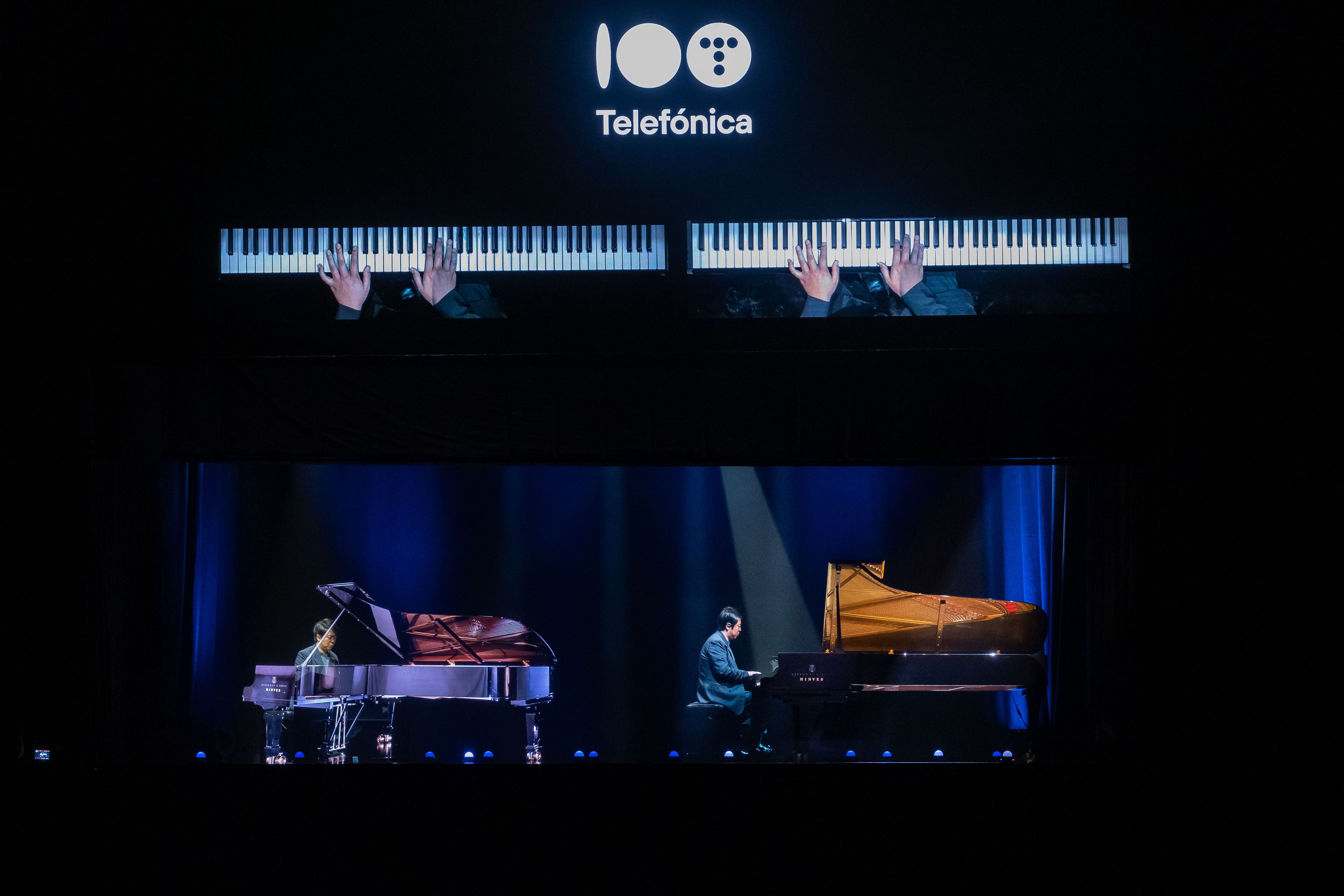 Lang Lang has created a technological experience by enriching the real world with the virtual world through a visual interplay of two pianos and two pianists, one authentic and the other holographic, virtually identical.