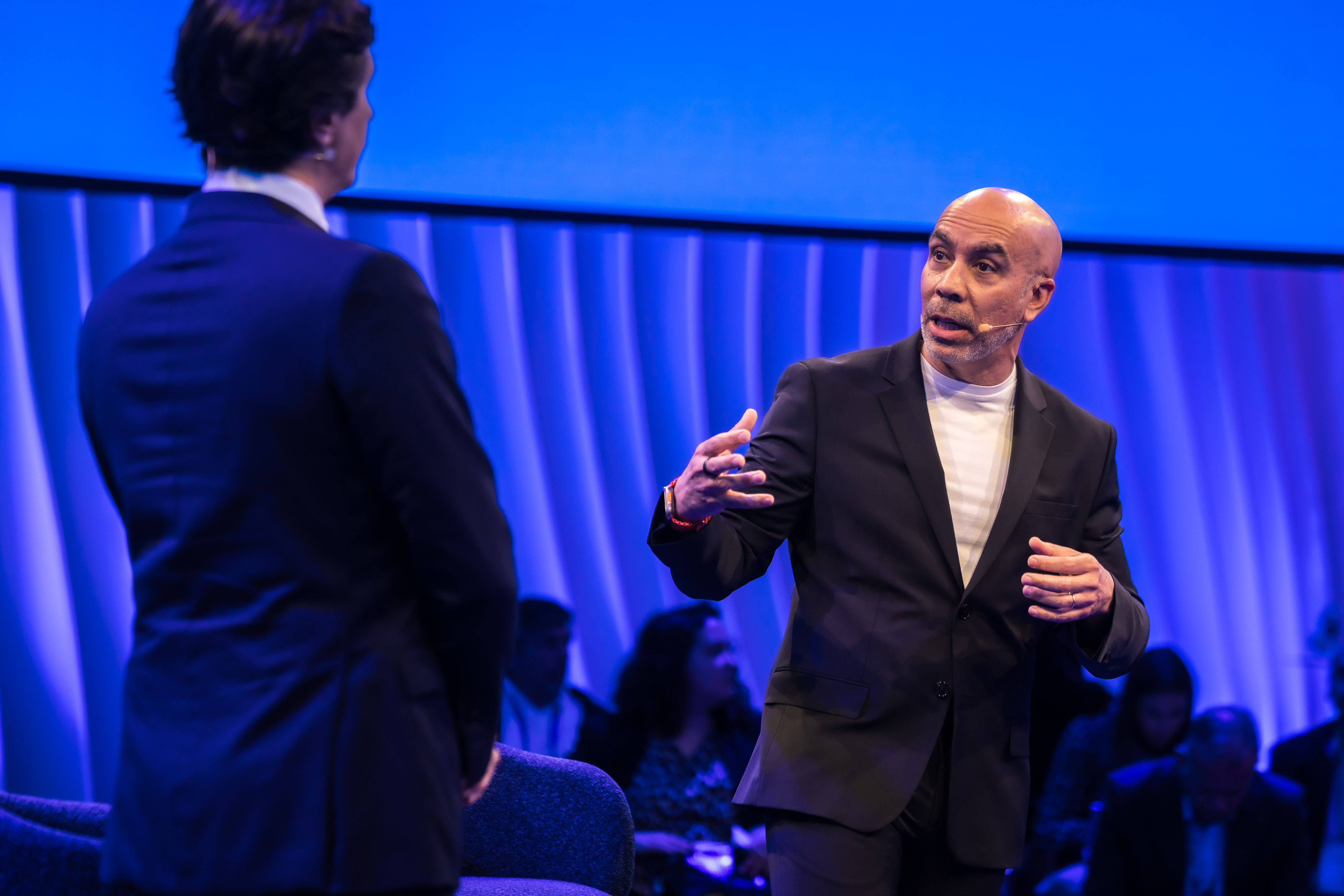 Álvaro Jiménez, Sales Director Banking, Insurance, Leisure & Tourism B2B at Telefónica, and Rafael Salcedo, Director of Technology Infrastructure at Bankinter (from left to right), discussed the challenge they faced due to identity theft fraud in SMS OTP messages and how, with the help of Telefónica, they solved it using RCS, incorporating sender identity verification.