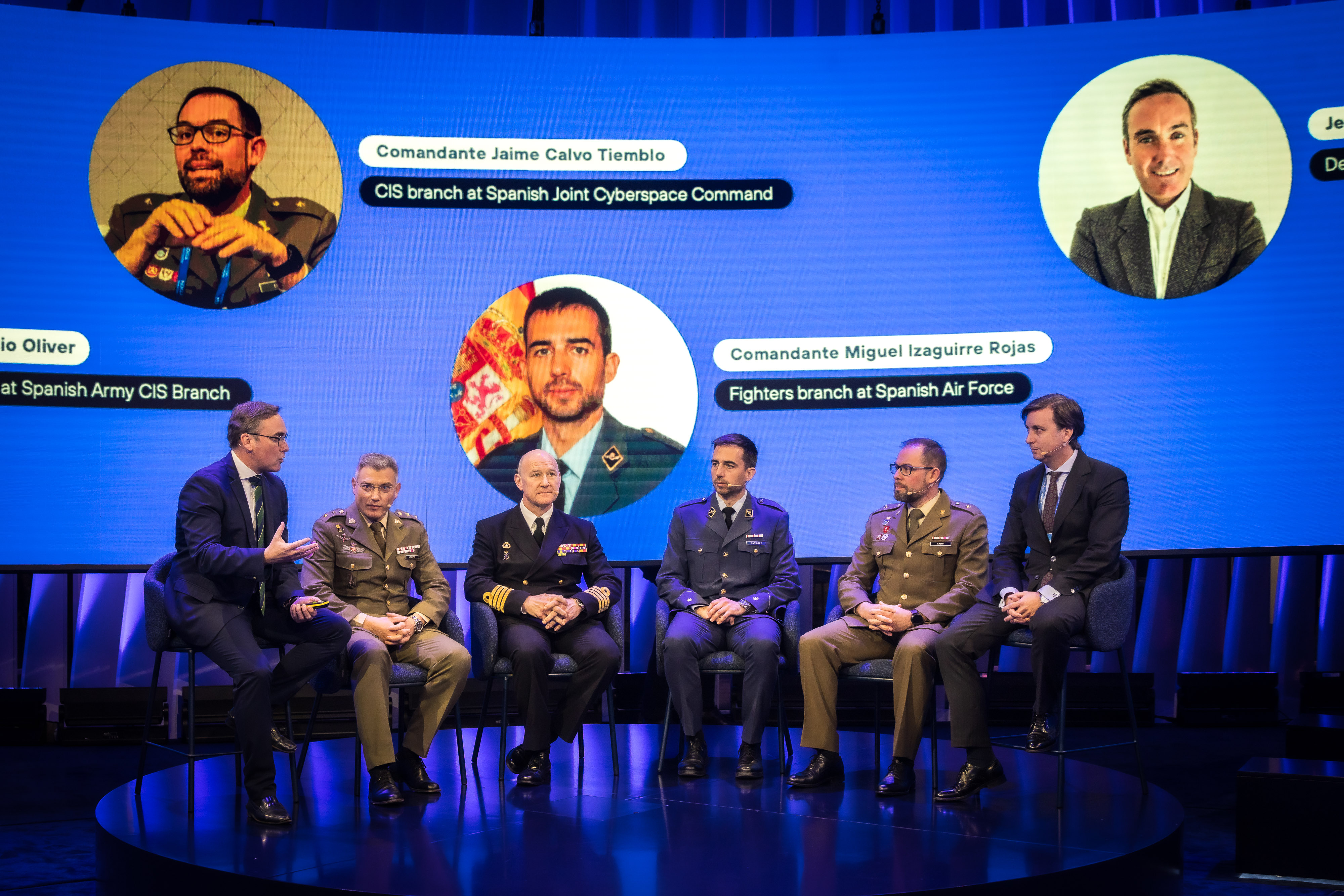 The round table held at Telefónica's Ágora analyzed how advanced tactical capabilities based on 5G are transforming multi-domain military operations through experimentation in real environments and their operational deployment. Participants from left to right: Jesús Abraham, Defense Strategy & Innovation Head at Telefónica; Teniente Coronel Jesús Aparicio, Testing & Validation Center Head at Spanish Army CIS Branch; Capitán de Navío Manuel García Ruiz, Head of CIS branch at Spanish Navy Staff; Comandante Miguel Izaguirre, Fighters branch at Spanish Air Force; Comandante Jaime Calvo, CIS branch at Spanish Cyberspace Joint Command; y Carlos de la Cuesta, Defence Programs Director at Telefónica.