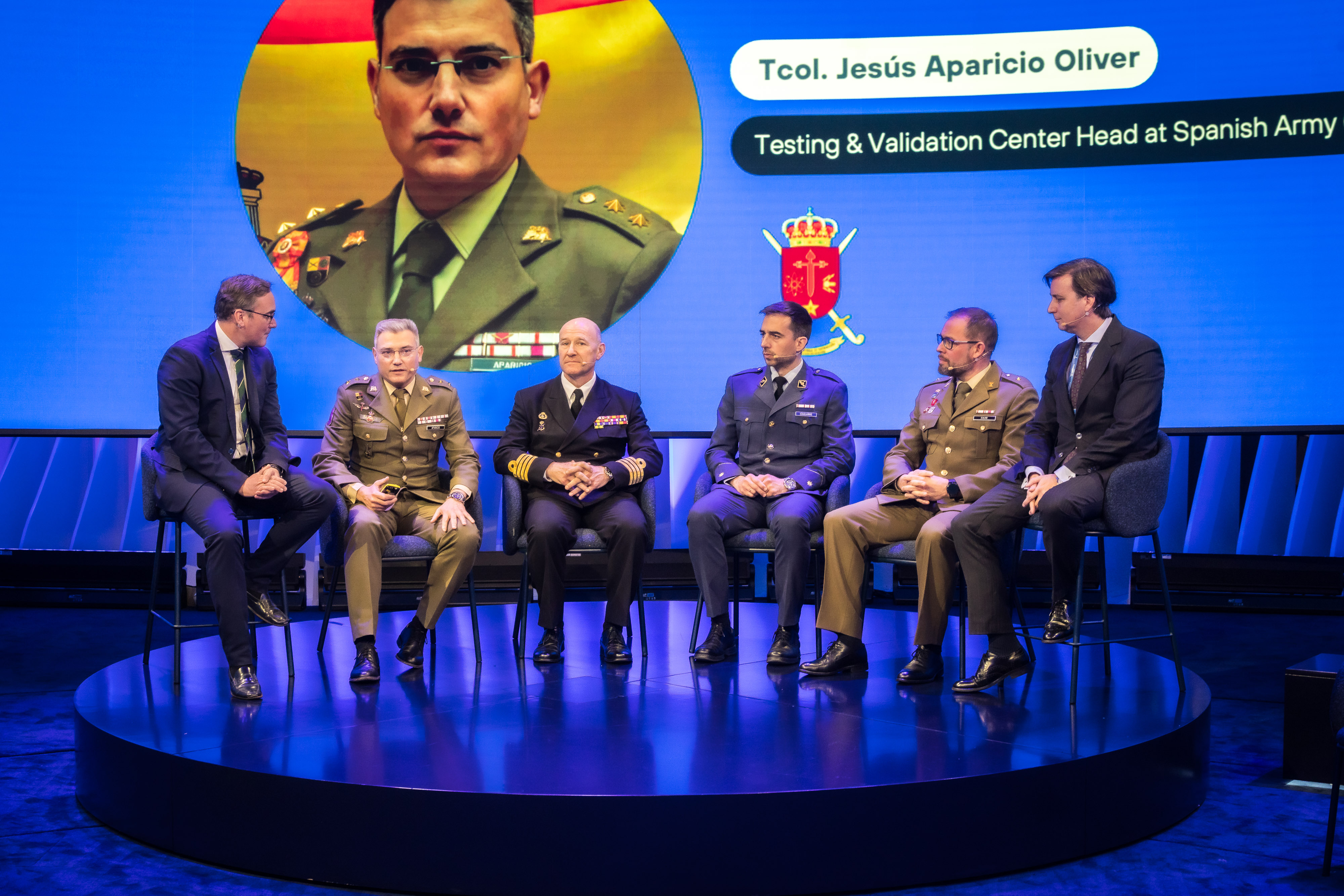 From left to right: Jesús Abraham, Defense Strategy & Innovation Head at Telefónica; Teniente Coronel Jesús Aparicio, Testing & Validation Center Head at Spanish Army CIS Branch; Capitán de Navío Manuel García Ruiz, Head of CIS branch at Spanish Navy Staff; Comandante Miguel Izaguirre, Fighters branch at Spanish Air Force; Comandante Jaime Calvo, CIS branch at Spanish Cyberspace Joint Command; y Carlos de la Cuesta, Defence Programs Director at Telefónica.