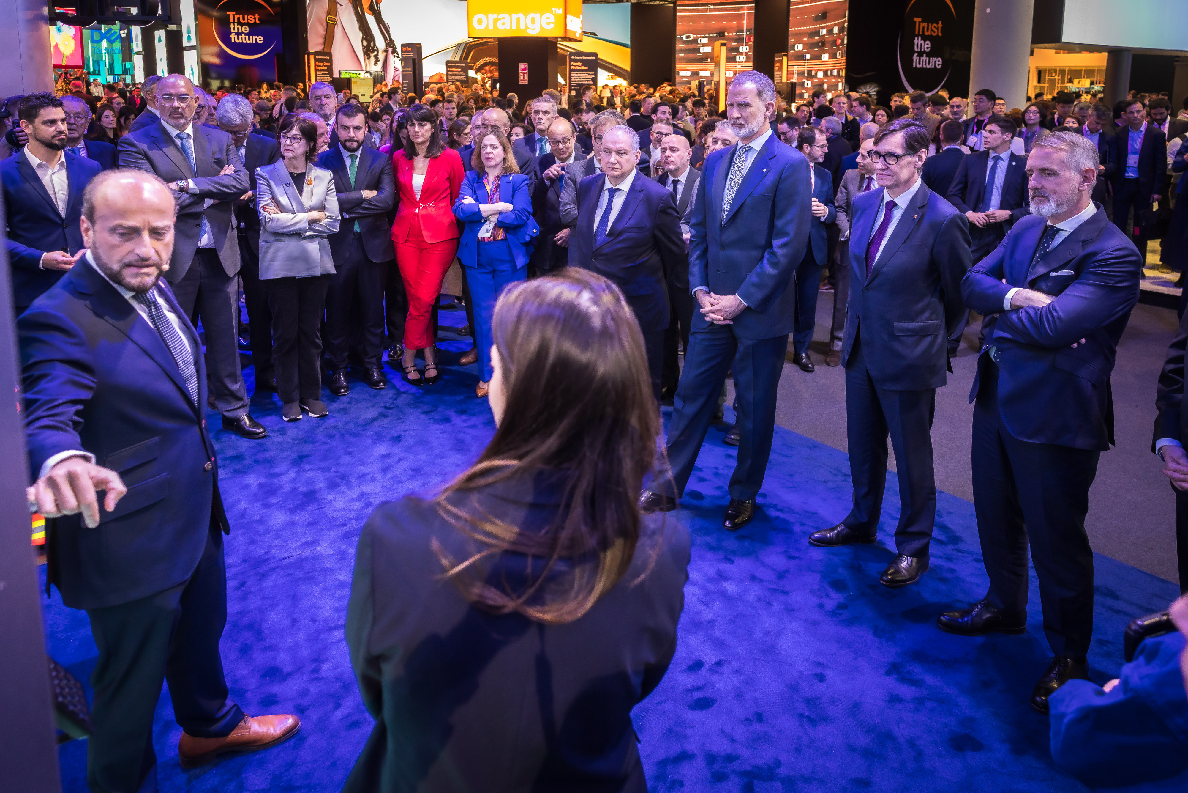 King Felipe, during a demonstration, alongside (from left to right) Marc Murtra, Executive Chairman of Telefónica; Salvador Illa, President of the Generalitat; and Jordi Hereu, Minister of Industry and Tourism.