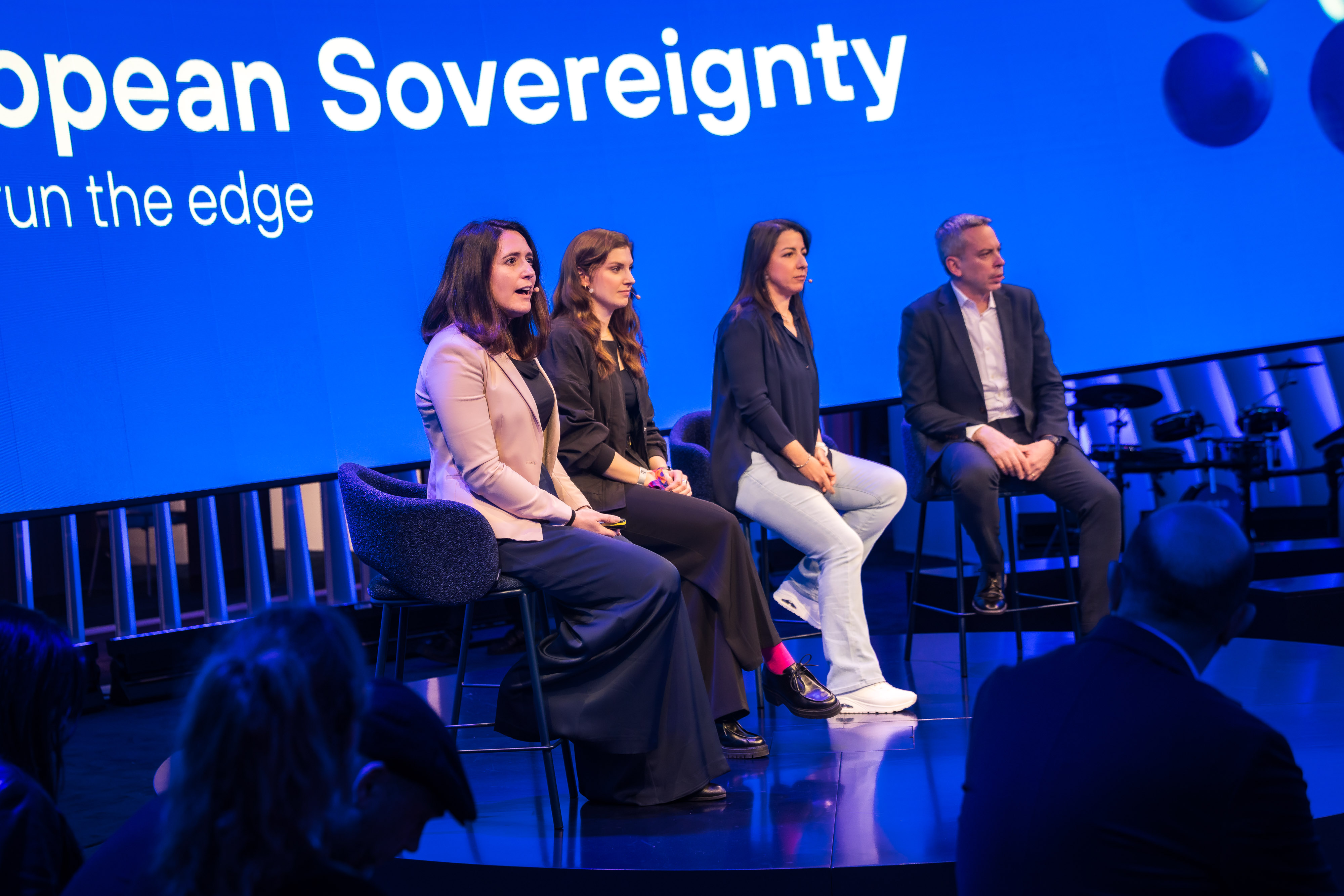 Round table at Telefónica’s Agora on the European Edge Cloud Continuum, a pioneering initiative that shows how the five leading European operators have federated their infrastructures to offer their customers a continuous, interoperable, and sovereign Edge on a European scale. From left to right: Cristina Santana, Manager of Edge platforms in CTIO, Telefónica; Lara Grohe, Programm management IPCEI CIS/8ra, Deutsche Telekom; María Concetta Carnuccio, Manager New Services Application, Vodafone; and Roberto Procopio, Head of Technology Innovation, Telecom Italia Mobile.