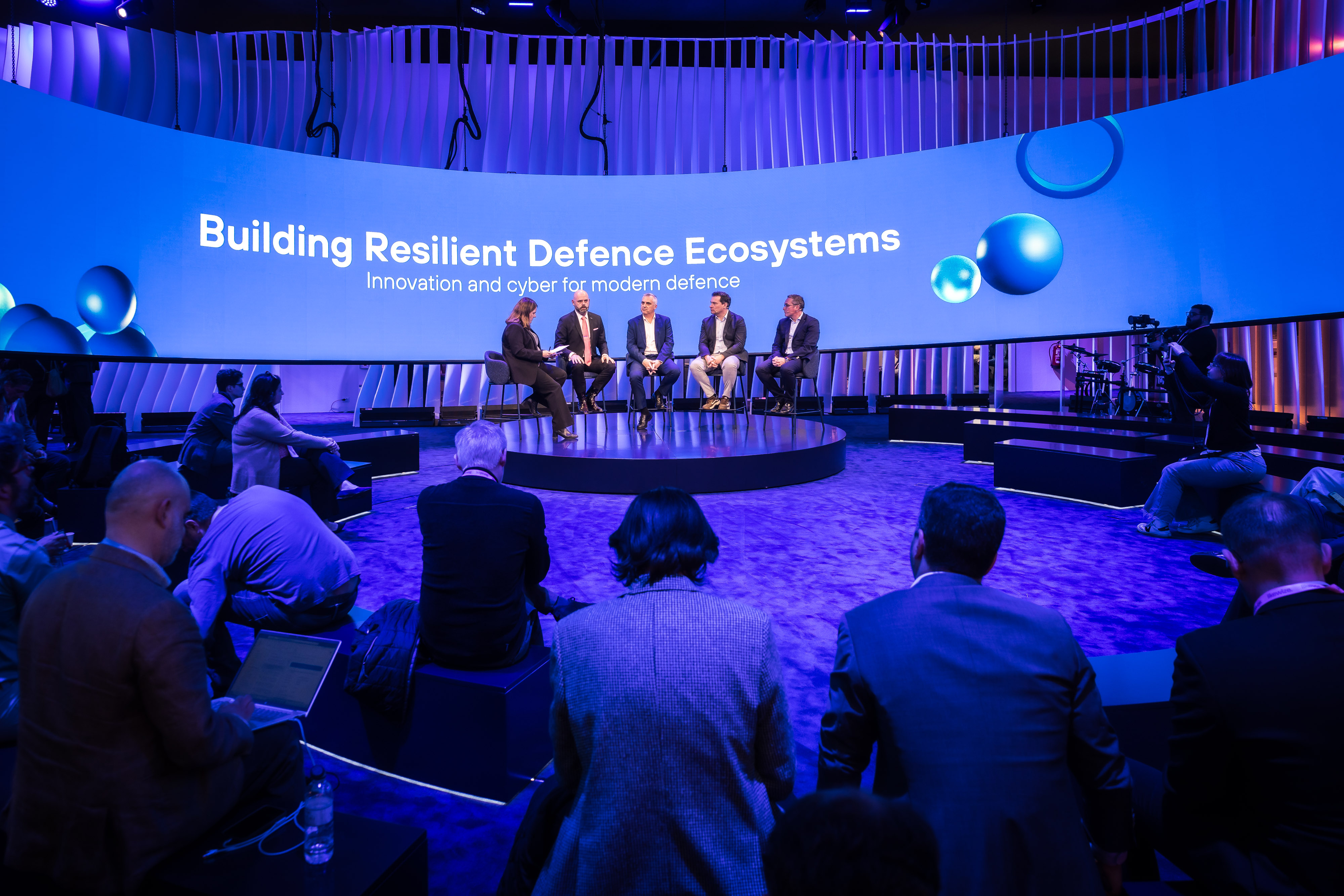 A round table discussion with start-ups was held at Telefónica's Agora, analysing how the integration of commercial connectivity technologies into defence architectures is redefining traditional national security models. Participants, from left to right: Paloma Castellano, Wayra Spain Manager at Telefónica; Dr Tom Rondeau, Principal Director of Future G Office at the US Department of Defence; Vicent Soler, CEO of Kenmei; David Barroso, CEO of Countercraft; and Jesús Abraham, Head of Defence Strategy & Innovation at Telefónica.