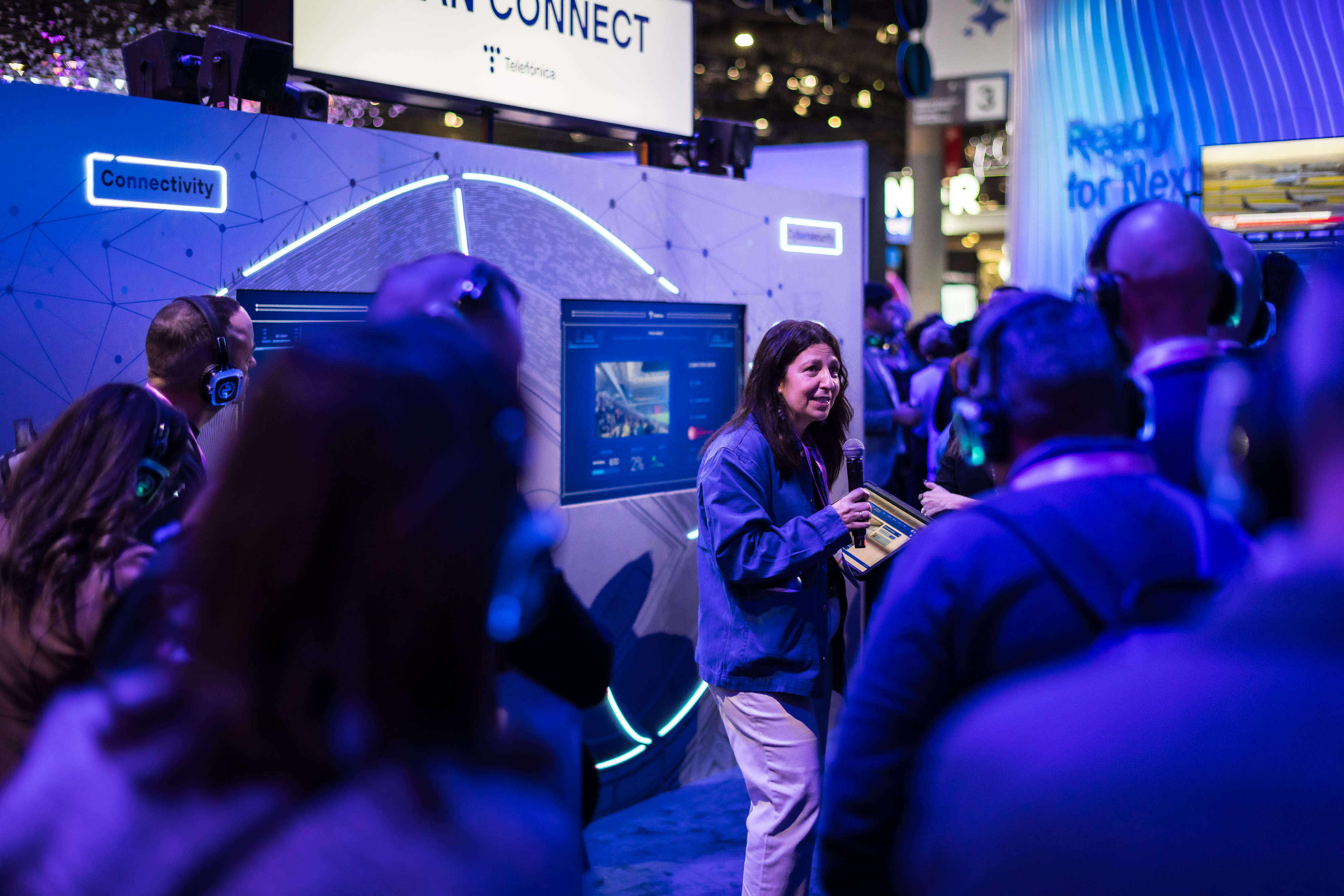 Telefónica is displaying a use case at its stand in a high-demand network traffic environment, such as a sporting competition or a medical emergency.