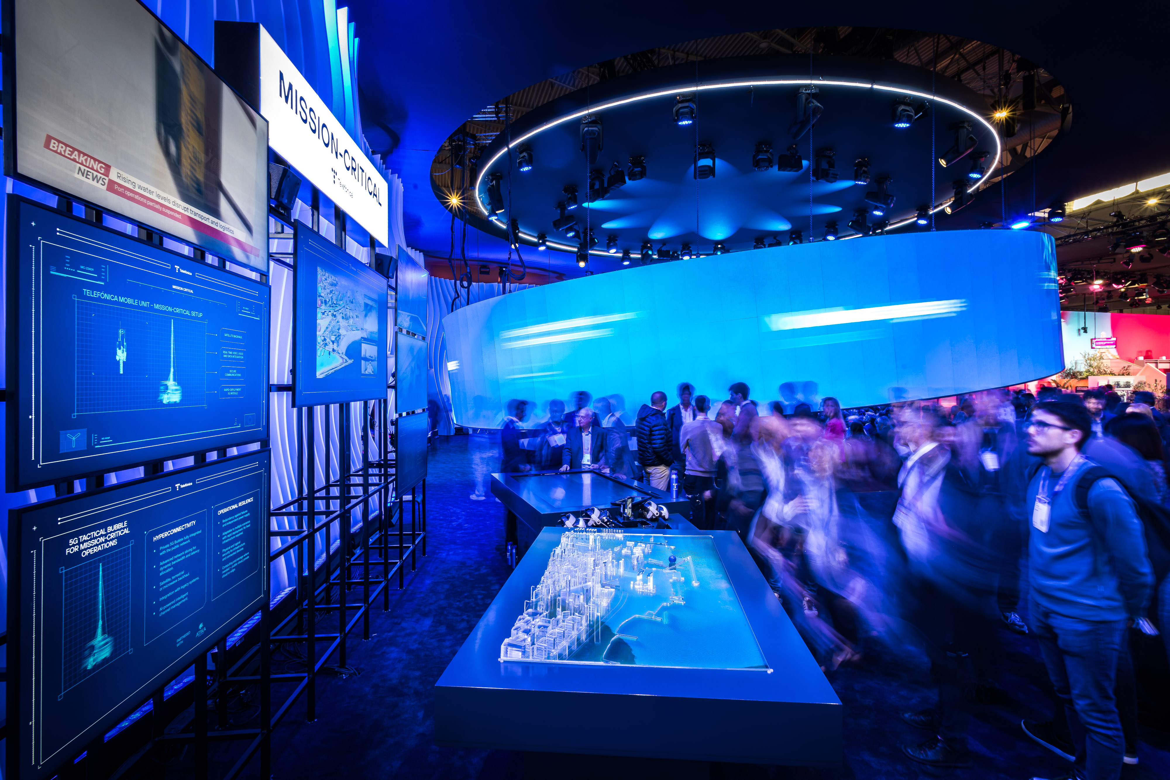 The ‘Mission-Critical Dome’ demo area is an experience in itself, recreating an emergency situation and restoring connectivity in the affected areas while maintaining constant communication between a unified command and control center and rescue, assistance, and medical teams.