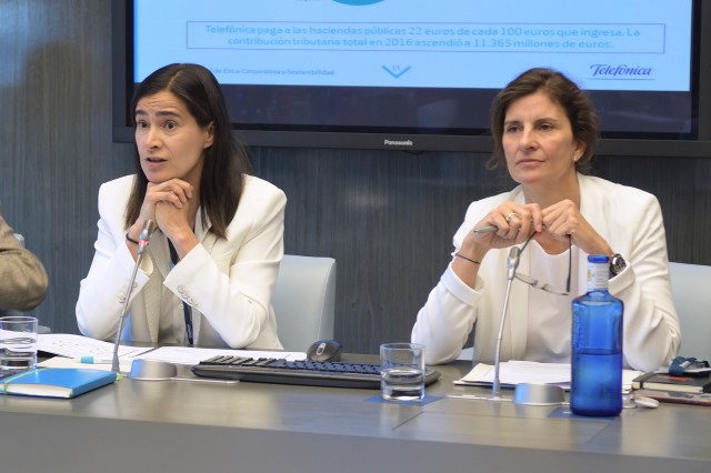 From left to right: Laura Abasolo, Director of Planning, Budgets and Control at Telefónica and Elena Valderrábano, Director of Corporate Ethics and Sustainability at Telefónica