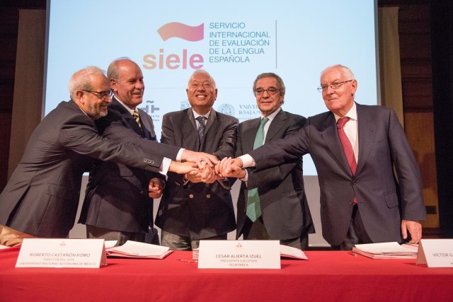 Photo 1 of 1
At the image from left to right: the rector of the University of Salamanca, Daniel Hernández Ruipérez; the director of the Education Centre for Foreigners at UNAM, Roberto Castañón Romo; the Minister of Foreign Affairs, José Manuel García-Margallo; Telefónica chairman, César Alierta Izuel and the director of the Institute, Víctor García de la Concha.