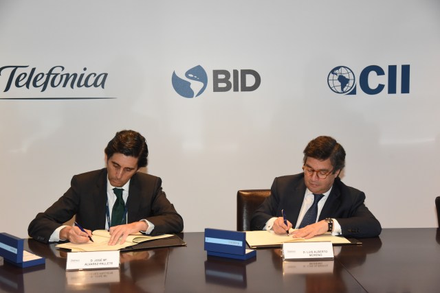 At the image, from left to right: José María Álvarez-Pallete, Chairman and CEO of Telefónica and Luis Alberto Moreno, president of the IDB.