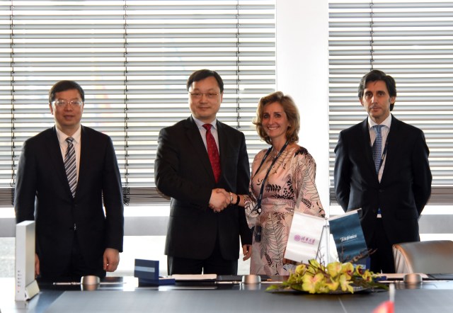 At the image, from left to right: Qiu Yong, President of Tsinghua University; Li Jinliang, Tsinghua University’s Dean of International Cooperation and Exchange; Carolina Jeux, CEO of Telefónica Digital Education and José María Álvarez-Pallete, COO of Telefónica.
