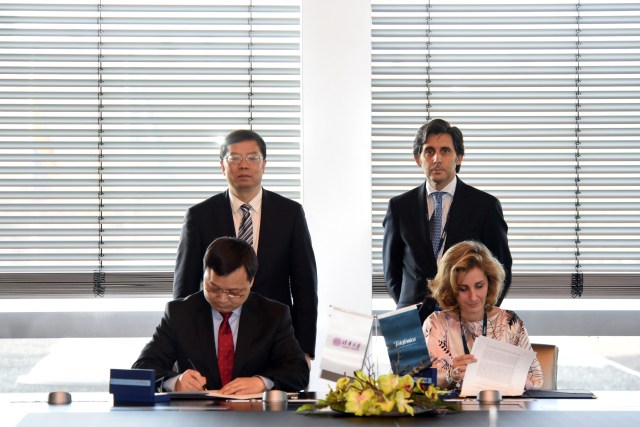 At the image, signing the agreement from left to right:Li Jinliang, Tsinghua University’s Dean of International Cooperation and Exchange and Carolina Jeux, CEO of Telefónica Digital Education. At the bottom, from left to right: Qiu Yong, President of Tsinghua University and José María Álvarez-Pallete, COO of Telefónica.