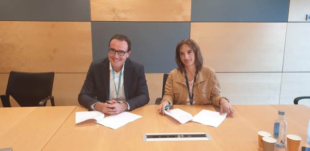 From left to right: Abel Delgado, CEO at Tunstall Healthcare in Southern Europe and Marisa Urquía, director of B2B unit at Telefónica España, in the agreement to develop projects for the remote management of patients in Spain