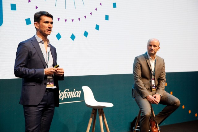 From left to right: Juan Carlos García, Director of Network Technology and Architecture at Telefónica, and David del Val, Director of Core Innovation at Telefónica, at the presentation of the first prototype of an open and convergent access network