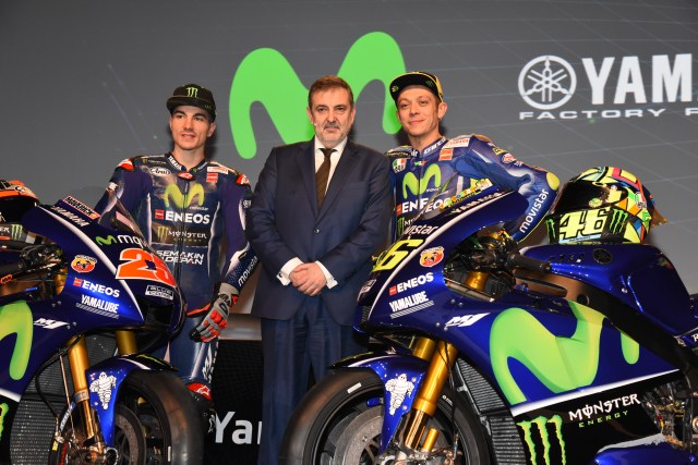 Luis Miguel Gilpérez, CEO of Telefónica España, between Maverick Viñales y Valentino Rossi, pilotos del Movistar Yamaha MotoGP