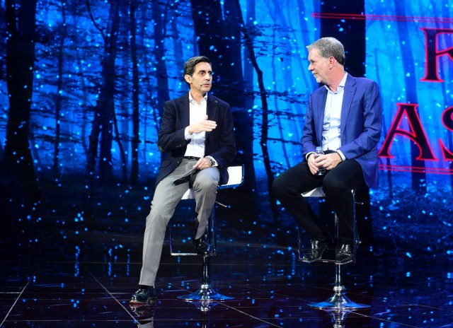 From left to right: José María Álvarez-Pallete and Reed Hastings at a Telefónica event in  Madrid last December, talking aboout the integration of Netflix service at Telefónica platform