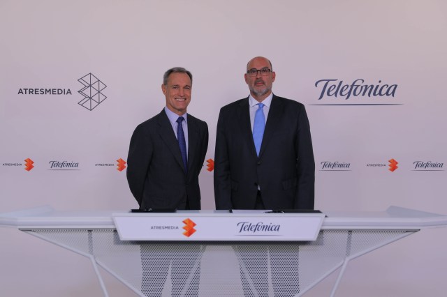 From left to right: Silvio González, CEO of Atresmedia, and Emilio Gayo, CEO of Telefónica España, at BUENDÍA ESTUDIOS presentation