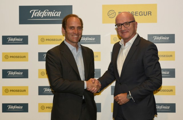 From left to right: Christian Gut, CEO of Prosegur, and Ángel Vilá, COO of Telefónica, at the presentation of the agreement to jointly manage the alarm business in Spain