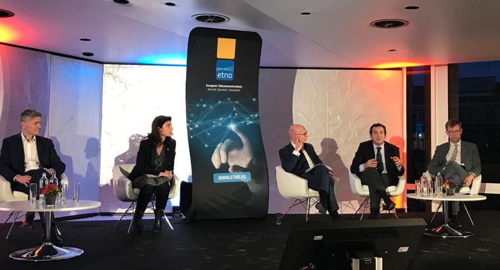 From left to right: Bjørn Taale (Telenor), Eirini Zafeiratou (Amazon), Reinald Kruger (Vodafone), Enrique Medina (Telefónica) and Rupert Wood (Analysys Mason)