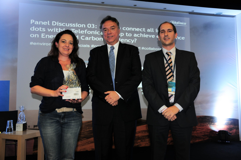 Juliana Lacerda from Telefónica Brazil collects the award.