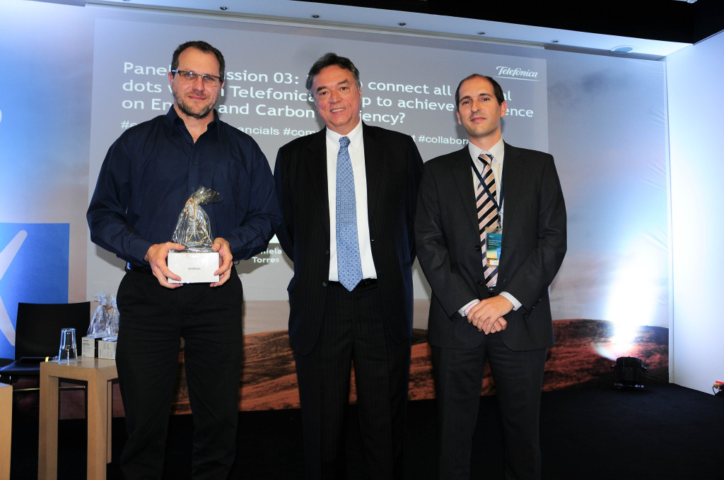 Sergio de Santis, Energy Manager at Telefónica Uruguay, collects the award.