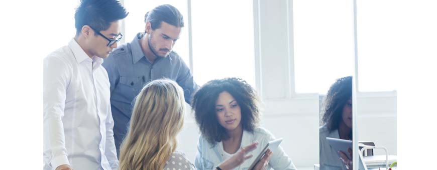 Un equipo jóven y diverso trabajando