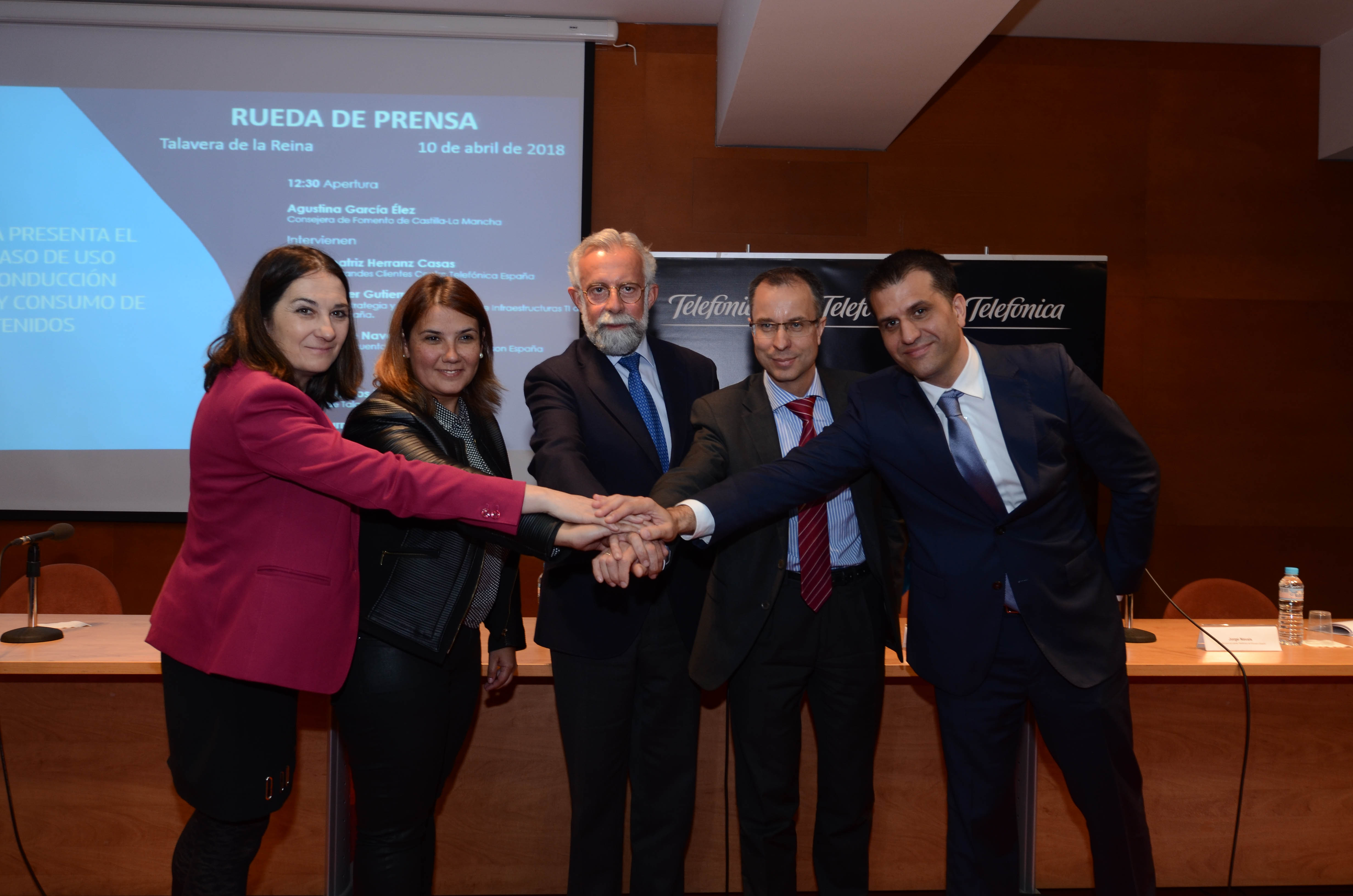 From left to right: Beatriz Herranz Casas, Director of Telefónica’s Large Accounts Centre; Agustina García Élez, Councillor for Development of Castilla La Mancha; Jaime Ramos Torres, Mayor of Talavera de la Reina; Javier Gutiérrez, Director of Strategy and Network Development at Telefónica Spain, and Jorge Navais, director of Ericsson’s Telefónica Spain account.