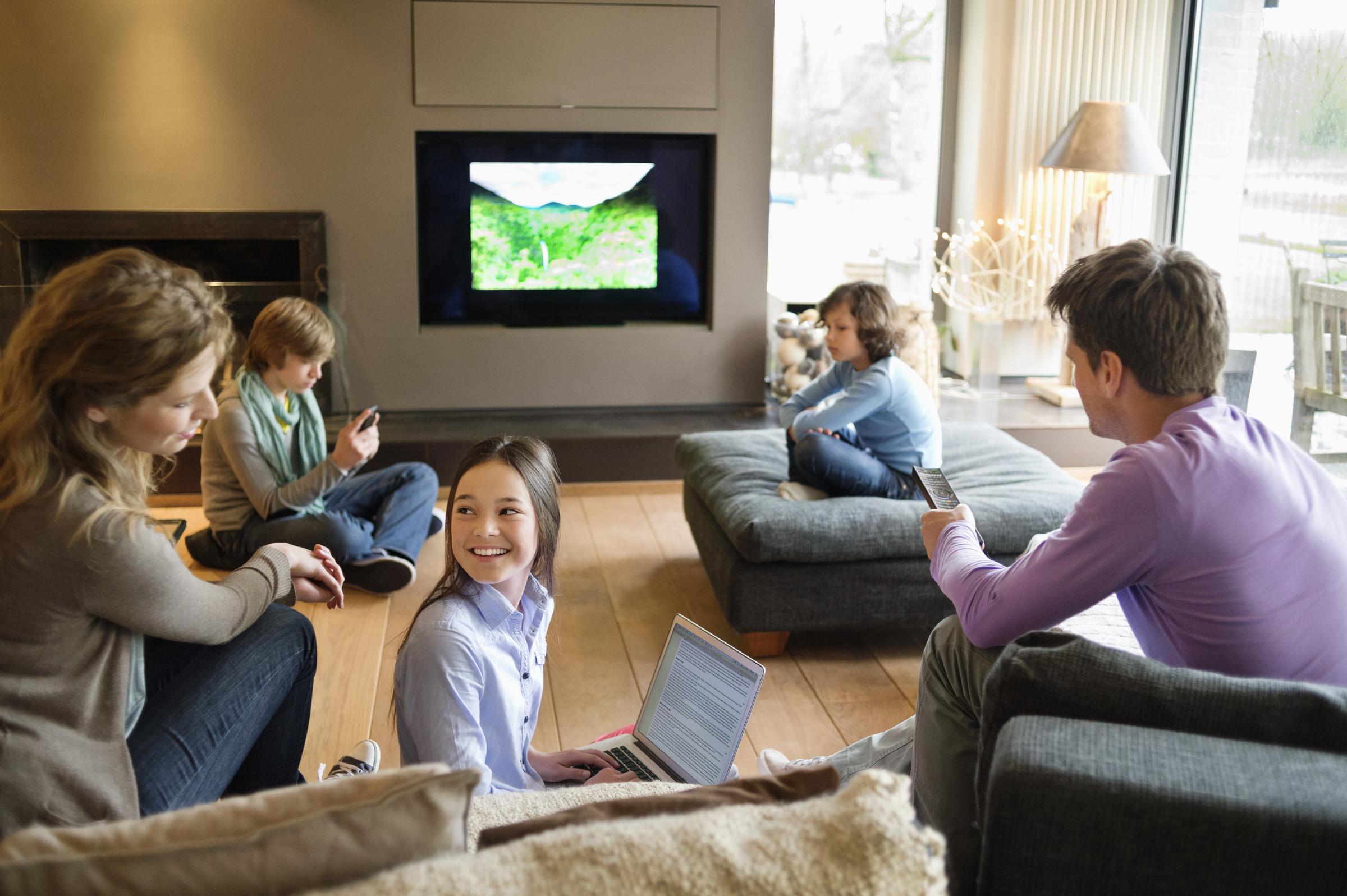Телевизор в жизни человека. Семья с гаджетами. Семья у телевизора. Современная семья. Интернет дома.