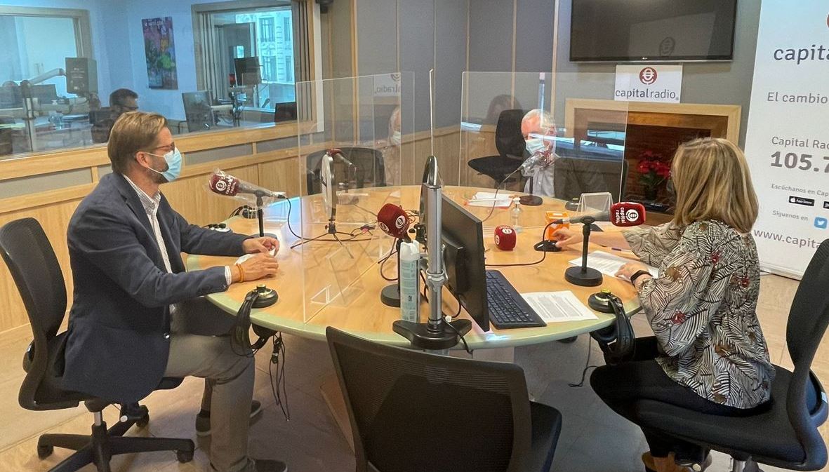 From left ro right: Christoph Steck, Joaquín Flechoso and Rocío Arviza in Capital Radio recording studio.