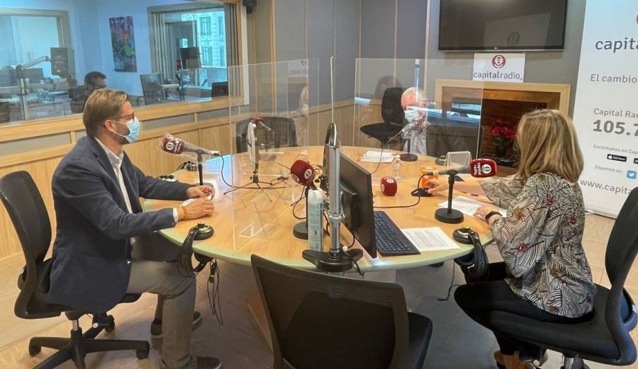 From left ro right: Christoph Steck, Joaquín Flechoso and Rocío Arviza in Capital Radio recording studio.